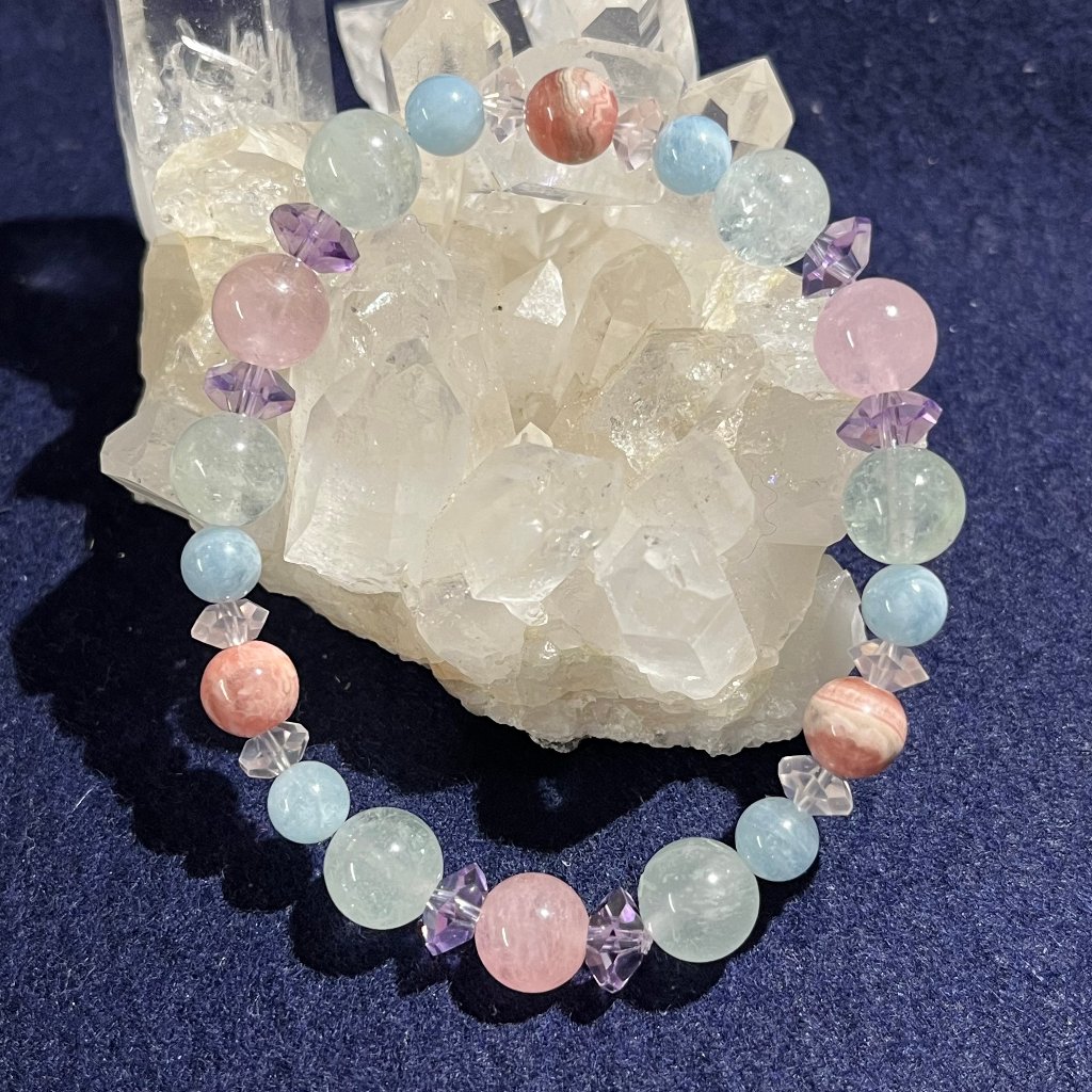 自分を磨いて恋愛を成就させるパワーストーンブレスレットの画像