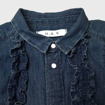 H.A.K 「ライトオンスデニム フリルブラウス」 Fの画像
