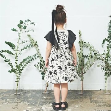 maarook「モノトーンフラワープリント天竺ワンピース」(90-150cm) の画像