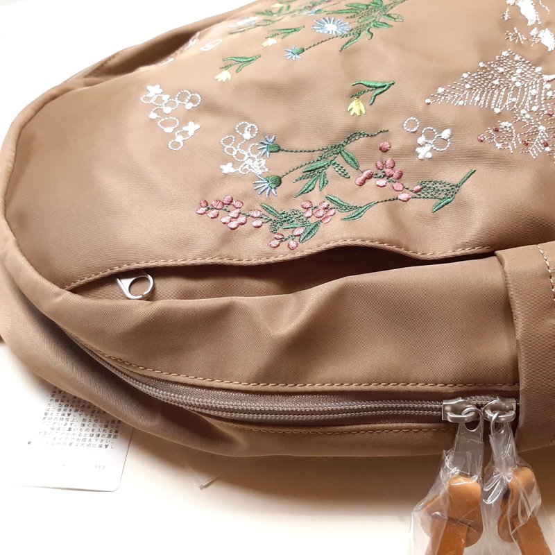 SUPER HAKKA glanta「花舞う森辺刺繍ラウンドリュック」Fの画像