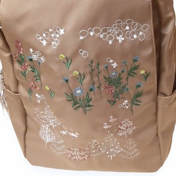 SUPER HAKKA glanta「花舞う森辺刺繍ラウンドリュック」Fの画像