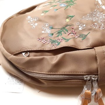 SUPER HAKKA glanta「花舞う森辺刺繍ラウンドリュック」Fの画像