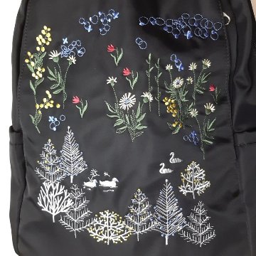 SUPER HAKKA glanta「花舞う森辺刺繍ラウンドリュック」Fの画像