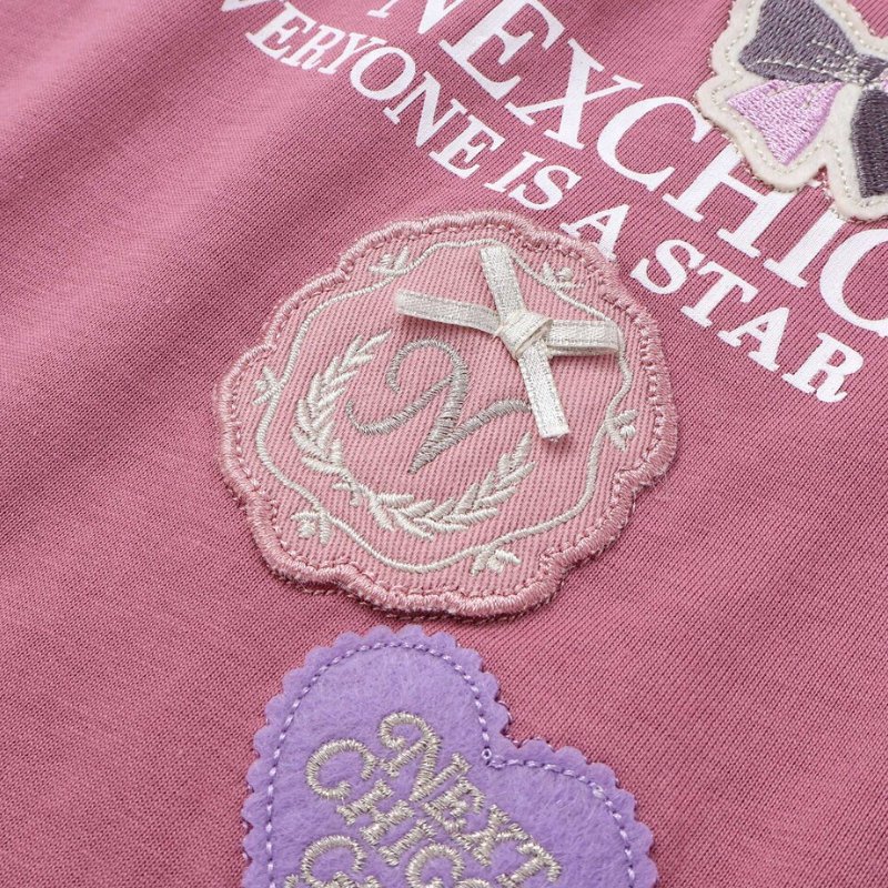 nexchic (ネクシック) 「ロゴワッペン付きラグラン長袖Tシャツ」(110-150cm) の画像