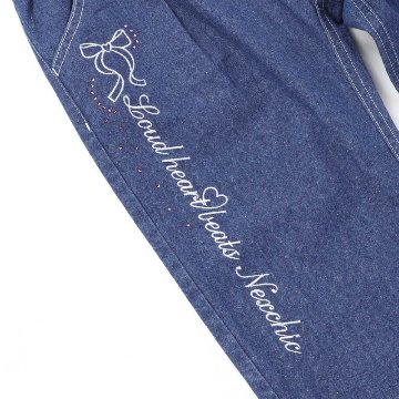 nexchic (ネクシック) 「ラインストーン＆リボンロゴ刺繍デニムストレートパンツ」(130-150cm) の画像