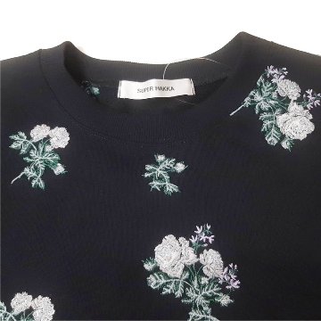 SUPER HAKKA「ホワイトローズ刺繍 裏毛プルオーバー」 Fの画像