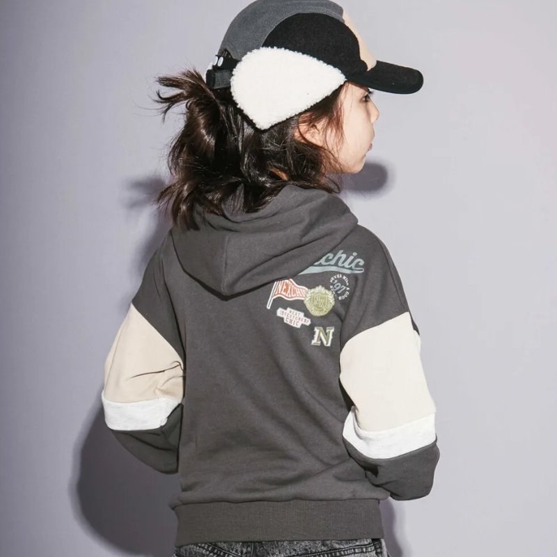 nexchic (ネクシック) 「ナンバーパッチ＆切り替え裏毛パーカー」(130-150cm) の画像