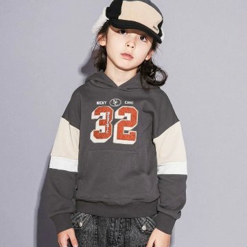 nexchic (ネクシック) 「ナンバーパッチ＆切り替え裏毛パーカー」(130-150cm) の画像