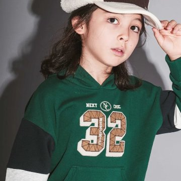 nexchic (ネクシック) 「ナンバーパッチ＆切り替え裏毛パーカー」(130-150cm) の画像