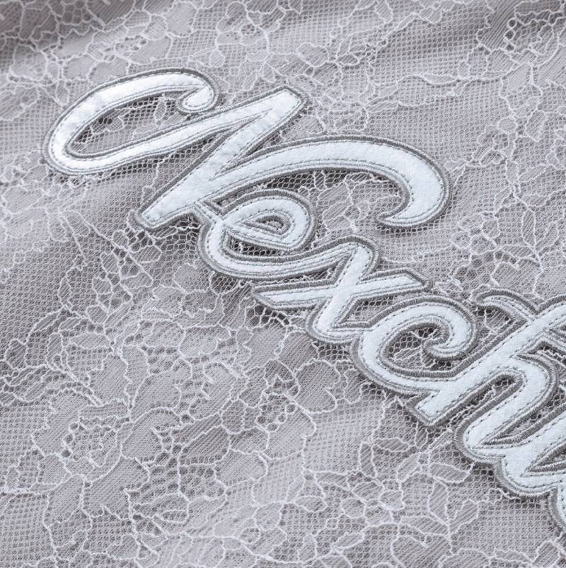 nexchic (ネクシック) 「レースonロゴショート丈トレーナー」(130-150cm) の画像