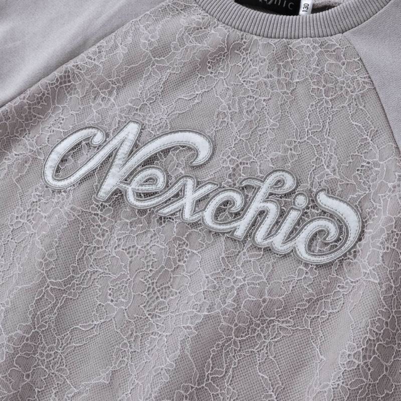 nexchic (ネクシック) 「レースonロゴショート丈トレーナー」(130-150cm) の画像