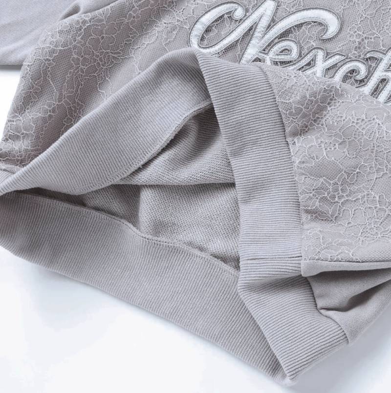 nexchic (ネクシック) 「レースonロゴショート丈トレーナー」(130-150cm) の画像