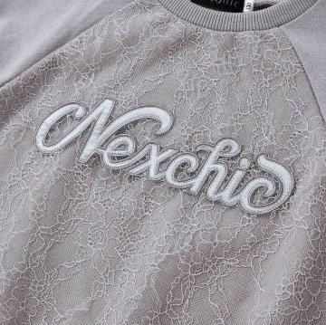 nexchic (ネクシック) 「レースonロゴショート丈トレーナー」(130-150cm) の画像