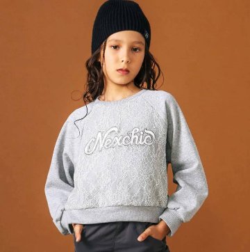 nexchic (ネクシック) 「レースonロゴショート丈トレーナー」(130-150cm) の画像