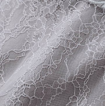 nexchic (ネクシック) 「レースonロゴショート丈トレーナー」(130-150cm) の画像