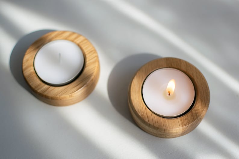 "輝く灯り、心を満たす。キャンドルスティックがあなたの空間を彩ります。"丸型オーク材ティーライトホルダー4個セット ティーライトホルダー キャンドルスティック　瞑想アイテムの画像