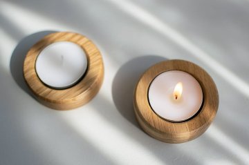 "輝く灯り、心を満たす。キャンドルスティックがあなたの空間を彩ります。"丸型オーク材ティーライトホルダー4個セット ティーライトホルダー キャンドルスティック　瞑想アイテムの画像