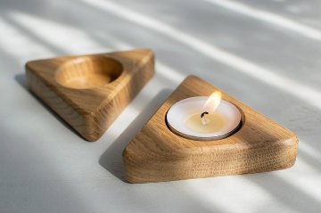 「自然の温もりが心を包む。瞑想にぴったりの三角形オーク材ティーライトホルダー。」三角形のオーク材ティーライトホルダー 　テーブルデコレーション  ロマンチックな夜の演出の画像