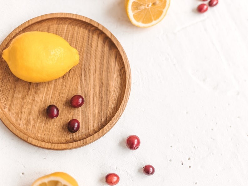 天然オーク材で作られた丸いホルダートレイ| ダイニングルームのテーブルセンターピーストレイ| ティートレイ| 16㎝丸型トレイの画像