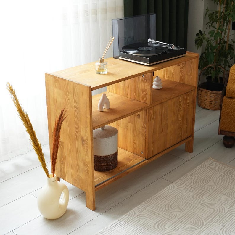 北欧スタイル寝室のスタイリッシュな家具　　テーブルキャビネット　リビングダイニング　パイン　オイル仕上げ　健康家具　収納棚　キッチンアイテムの画像