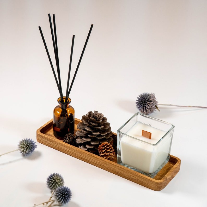 ジュエリー、鍵、時計、メガネ、ペン用の木製デスクトレイ。モダンなデザイン。ギフト用オフィスデスクアクセサリーの画像