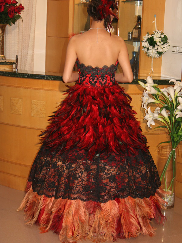 パーティードレス　ビスチェ　プリンセスライン　全身ダチョウや鳥の羽根で覆われているカラードレス画像