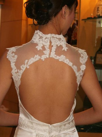 ウェディングドレス　背中フェミニンなカット ガーデニングウエディング　チャペル挙式　写真撮影　フォトスタジオ画像