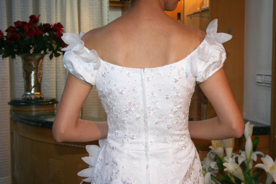 ウェディングドレス オフショルダー　レストラン結婚式や２次会パーティーなどで動きやすいスタイル画像