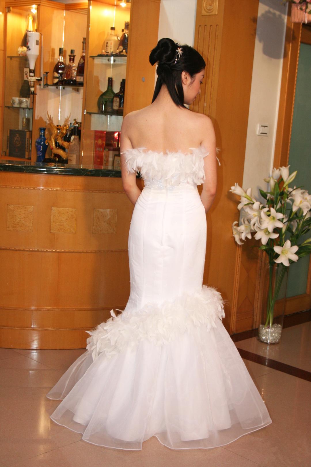 ウェディングドレス マーメイドライン 羽根装飾　レストラン結婚式や２次会パーティーなどで動きやすいスタイル画像