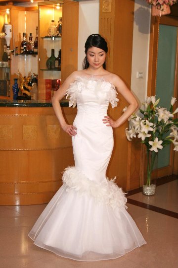ウェディングドレス マーメイドライン 羽根装飾　レストラン結婚式や２次会パーティーなどで動きやすいスタイル画像