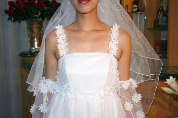 ウェディングドレス ハワイアン風　エンパイアハイウエストライン　腕飾り付　ヘッド飾りなし レストラン結婚式や２次会パーティーなどで動きやすいスタイル画像