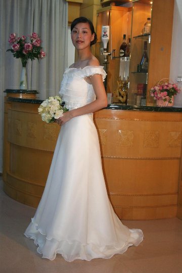 ウェディングドレス オフショルダー　Aライン レストラン結婚式や２次会パーティーなどで動きやすいスタイル画像