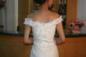 ウェディングドレス オフショルダー　Aライン レストラン結婚式や２次会パーティーなどで動きやすいスタイル画像
