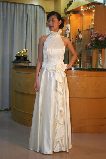 ウェディングドレス ホルターネック　 レストラン結婚式や２次会パーティーなどで動きやすいスタイル画像