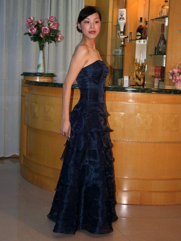 パーティードレス　人気色紺色の画像