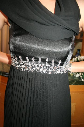 エンパイアラインパーティードレス　スカーフ飾りは縫い付けタイプ　黒　プリーツ画像