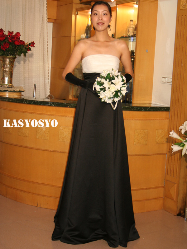 パーティードレス　モノクロ　足長が長く映えるデザインですの画像