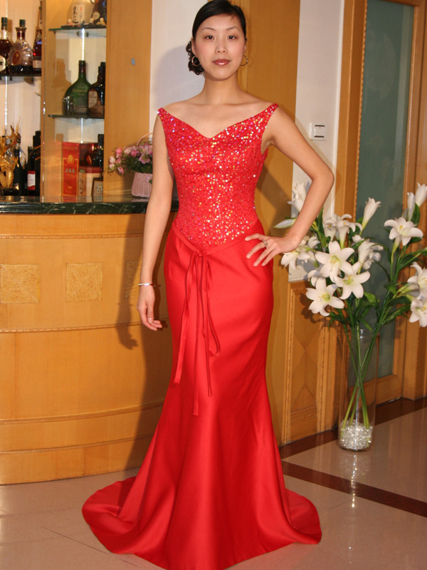 フェミニンなデコルテライン大人っぽいパーティードレス マーメイドライン　全身スパンコール刺繍の画像