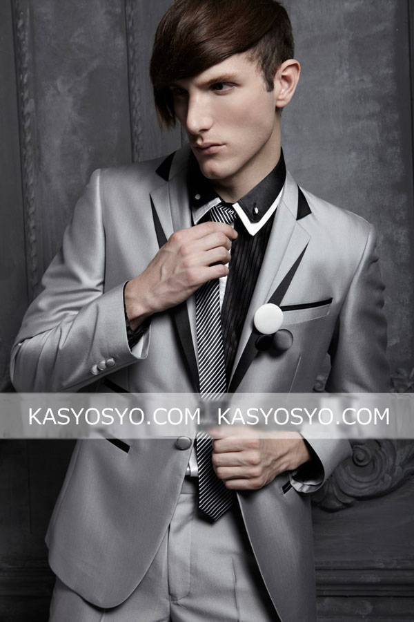 タキシード＆パンツ＆ポケットチーフ＆蝶ネクタイ計4点セットの画像