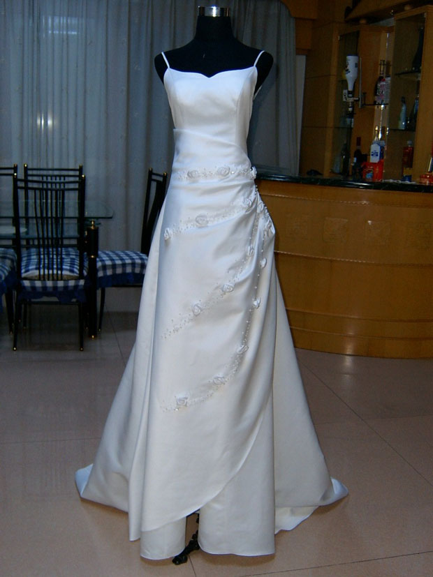 マタニティドレスとしても人気の編み上げ式 ウエディングドレスの画像