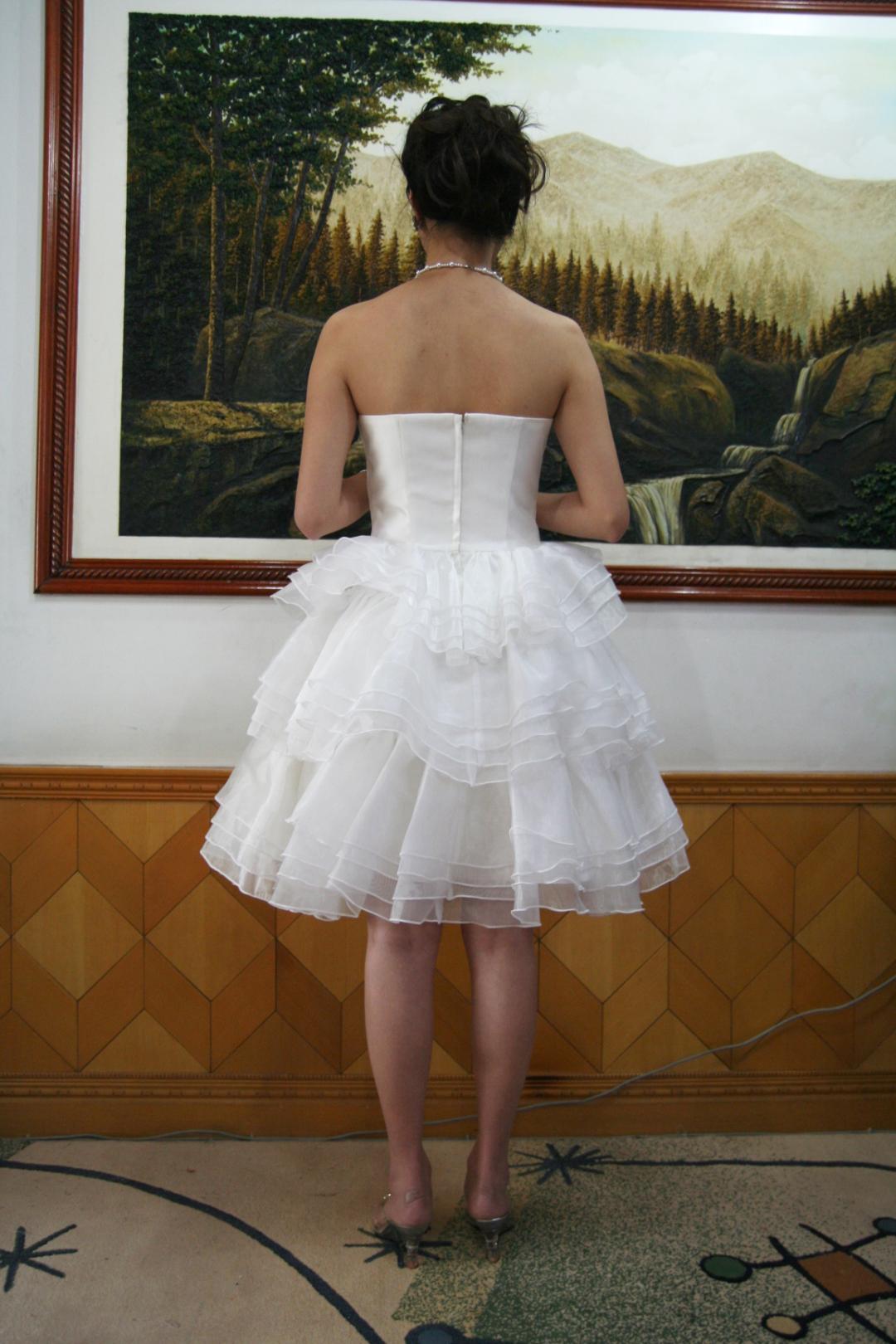 ウェディングドレス　ハート型ビスチェ　ふんわりとしたミニ丈　画像