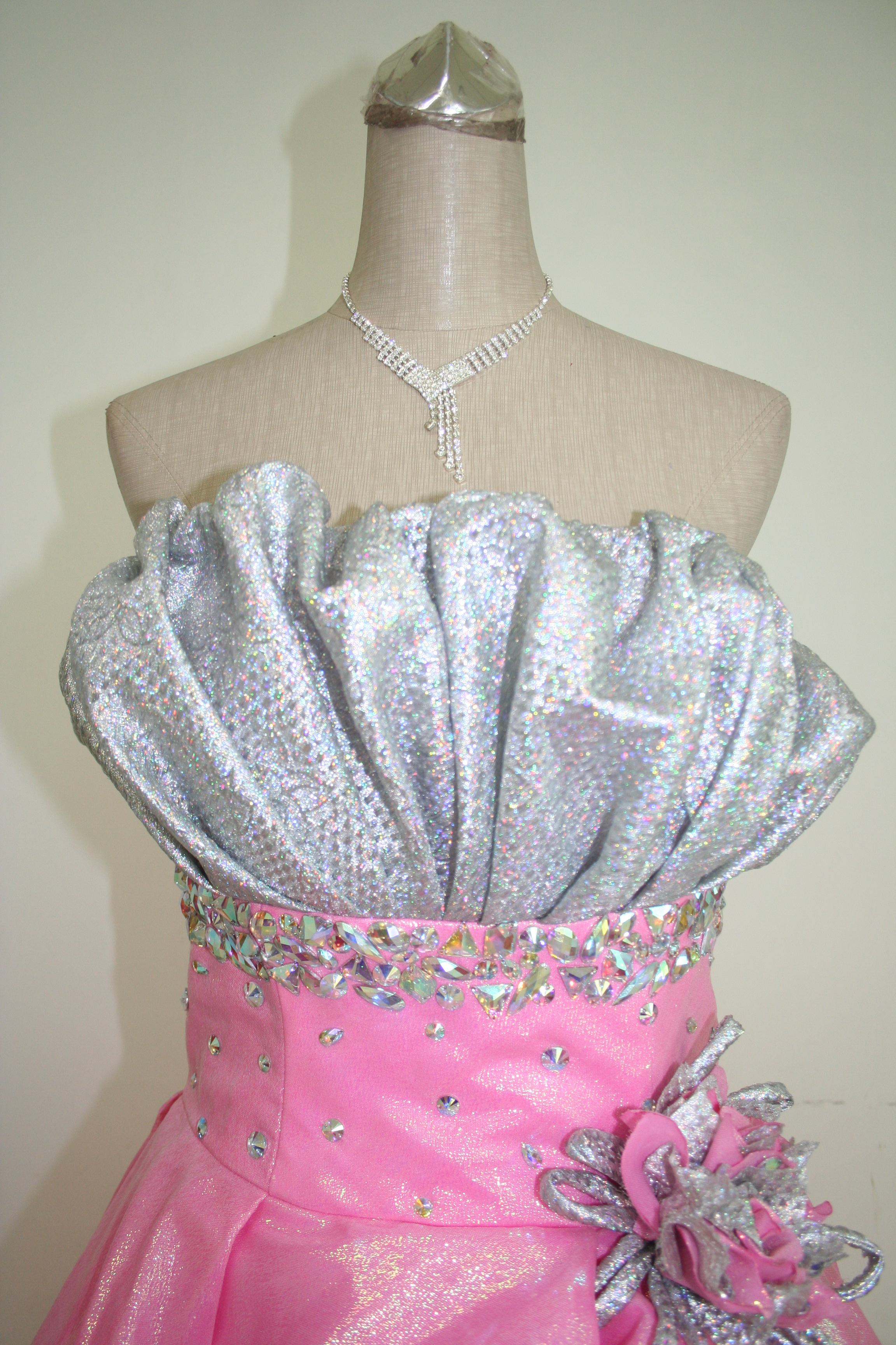 前丈ミニ丈パーティードレス　独特なオーラーが放つピンク＆グレイツートン　カラードレス　舞台衣装　２次会画像