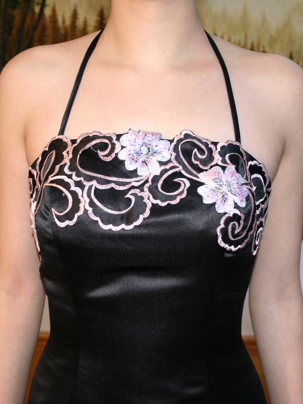 ミディアム丈カラードレス　パーティーや２次会　食事会　クルーズ　ピンクレース刺繍　素敵なカットのマーメイドラインの画像