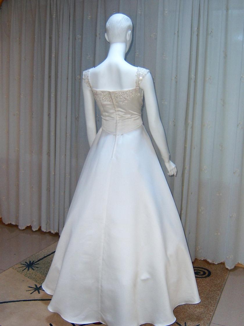 結婚式　披露宴　ピアノ発表会　コンサート　ドレス　世界に１着の為の高級感のある手縫い刺繍の画像
