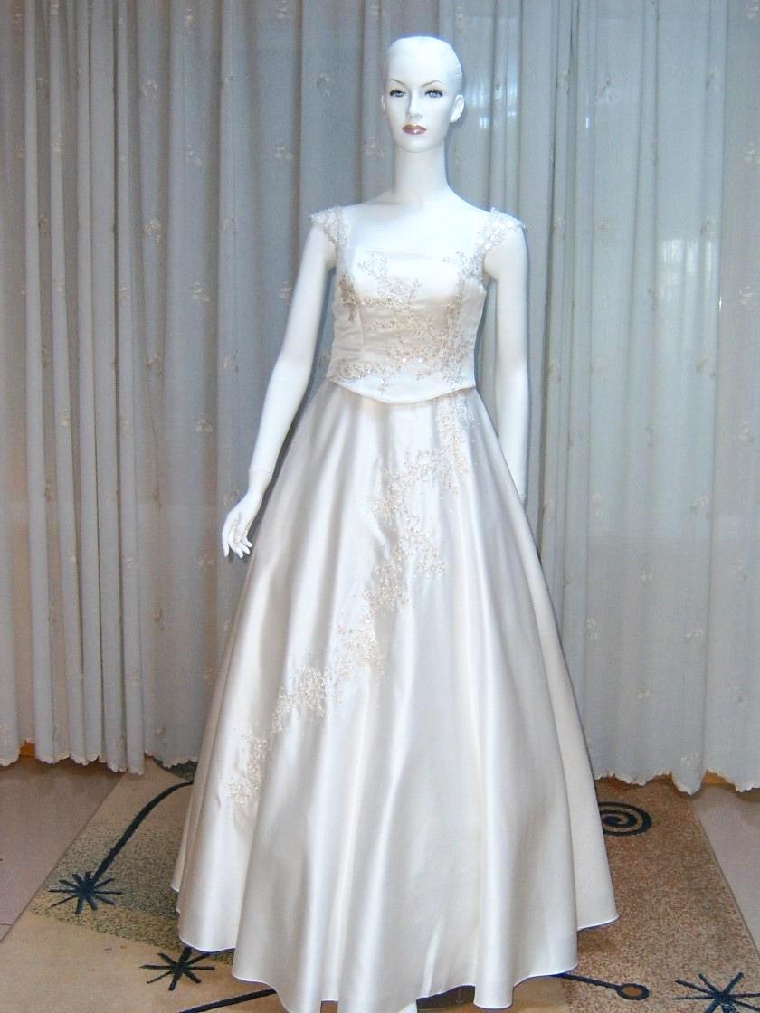 結婚式　披露宴　ピアノ発表会　コンサート　ドレス　世界に１着の為の高級感のある手縫い刺繍の画像