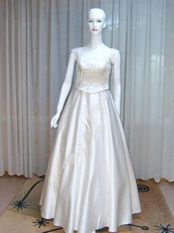 結婚式　披露宴　ピアノ発表会　コンサート　ドレス　世界に１着の為の高級感のある手縫い刺繍の画像