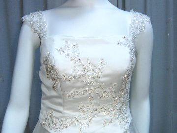 結婚式　披露宴　ピアノ発表会　コンサート　ドレス　世界に１着の為の高級感のある手縫い刺繍の画像