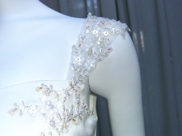 結婚式　披露宴　ピアノ発表会　コンサート　ドレス　世界に１着の為の高級感のある手縫い刺繍の画像