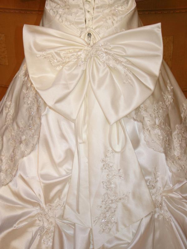 ウエディングドレス オフショルダー　舞台にも映える手縫いキラキラビース刺繍入り　チャペル　結婚式　コンサート画像