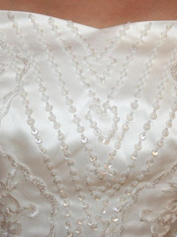 ウエディングドレス オフショルダー　舞台にも映える手縫いキラキラビース刺繍入り　チャペル　結婚式　コンサート画像